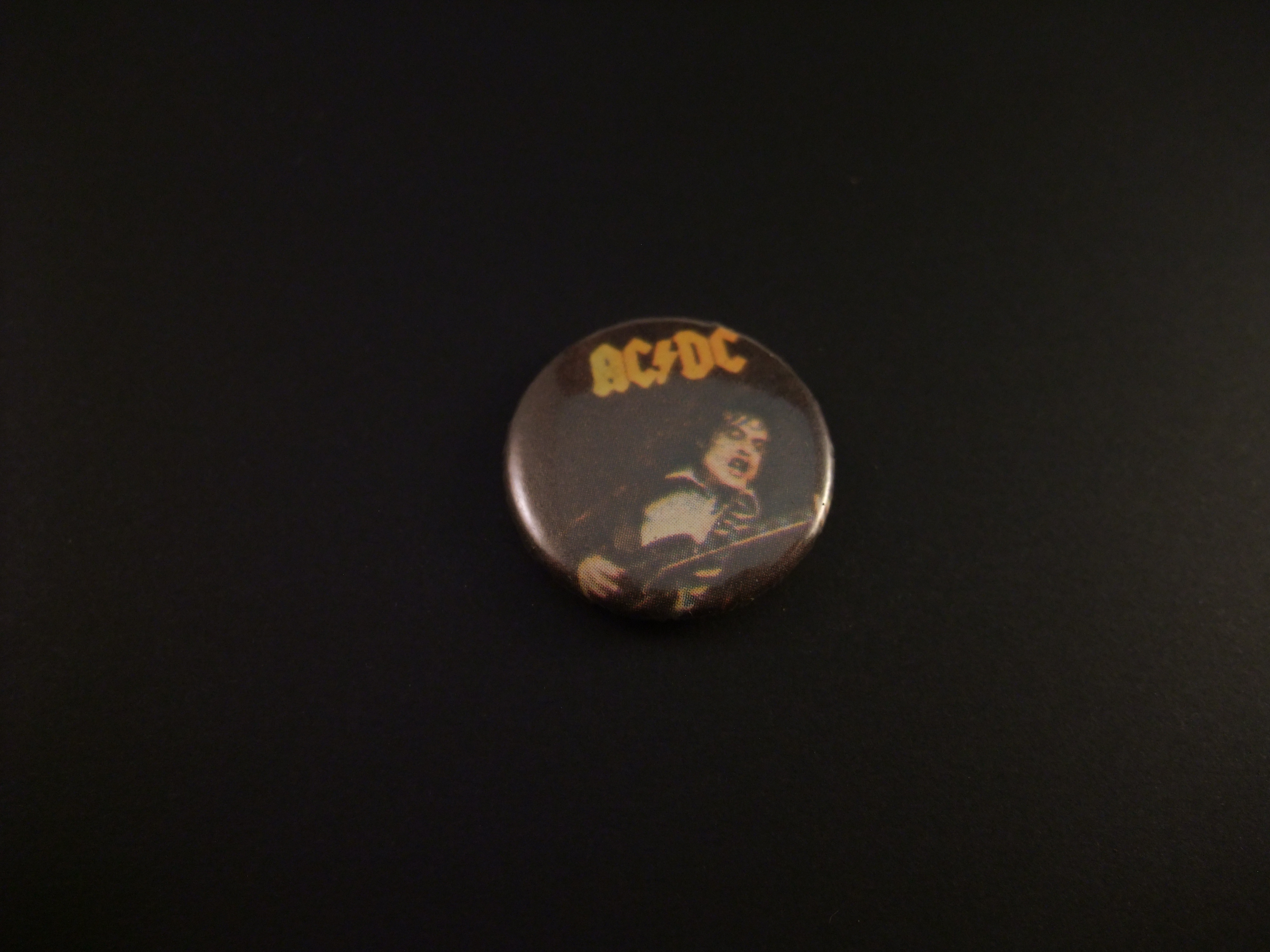 ACDC Australische hardrockband ( gitarist Angus Young)
